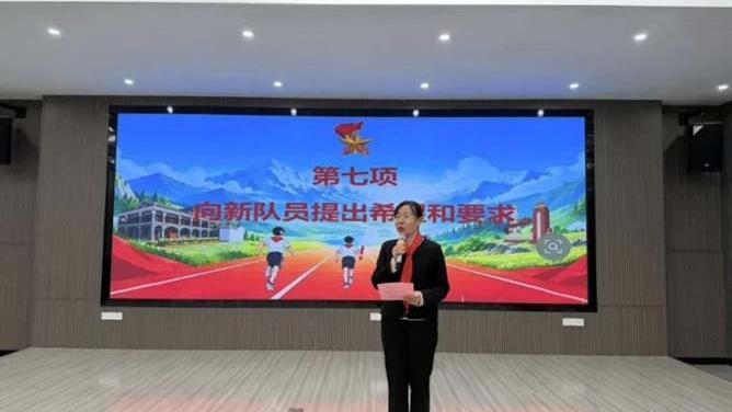 蒋家岗小学开展纪念红军长征胜利 90 周年少先队主题活动暨新队员入队仪式