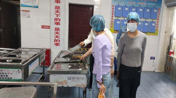 洪山镇小学开展第二次食堂家长开放日活动