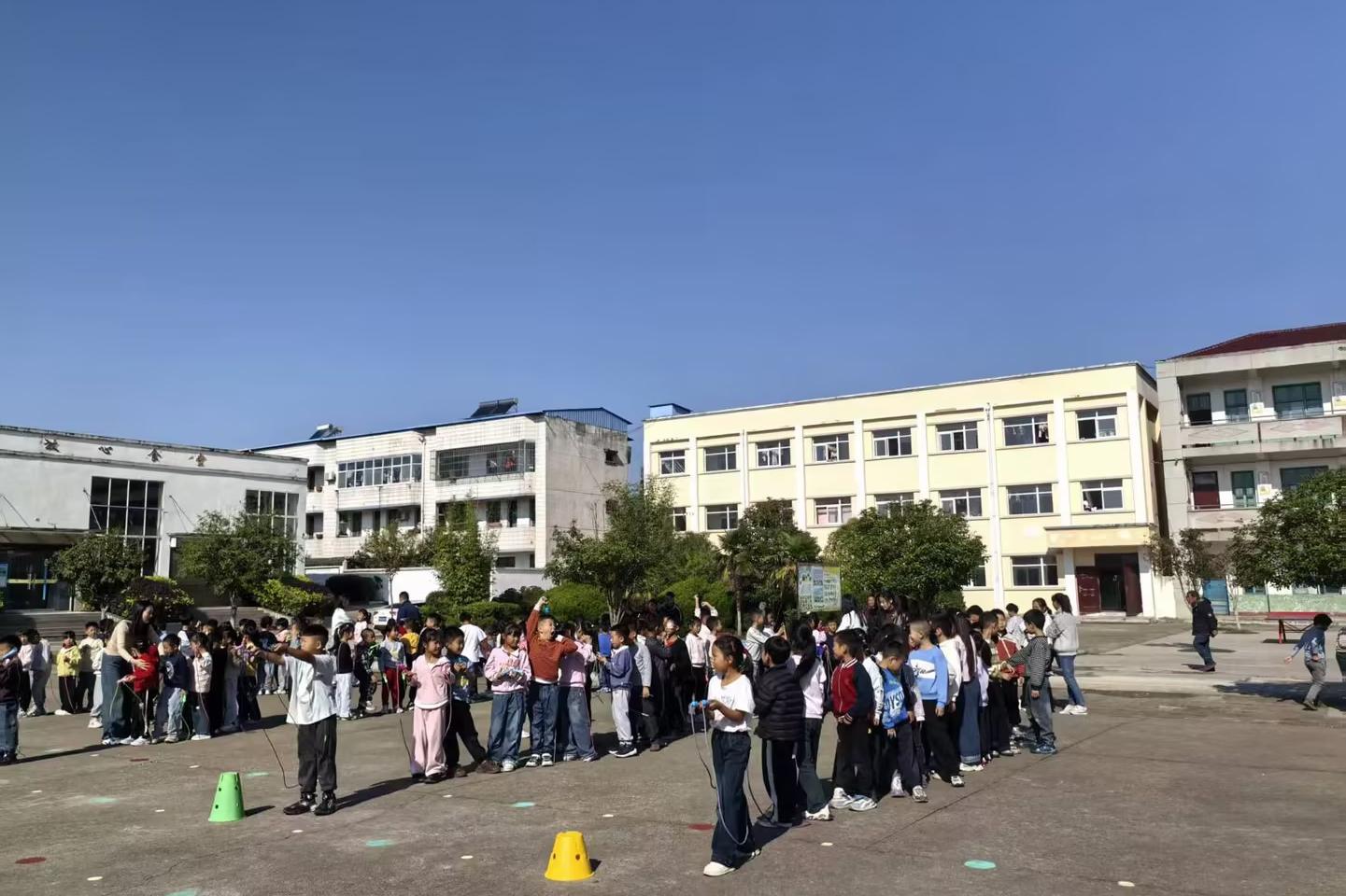 绳彩飞扬 乐享运动——随县万和镇新城小学快乐周三跳绳跑接力比赛圆满结束