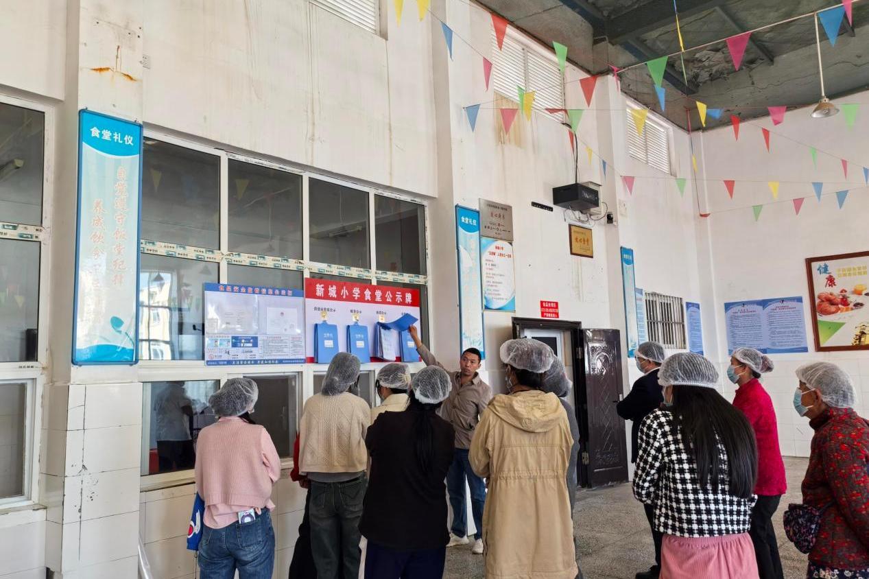 家校零距离，“食”刻护成长——万和镇新城小学开展家长开放日暨膳食监督活动