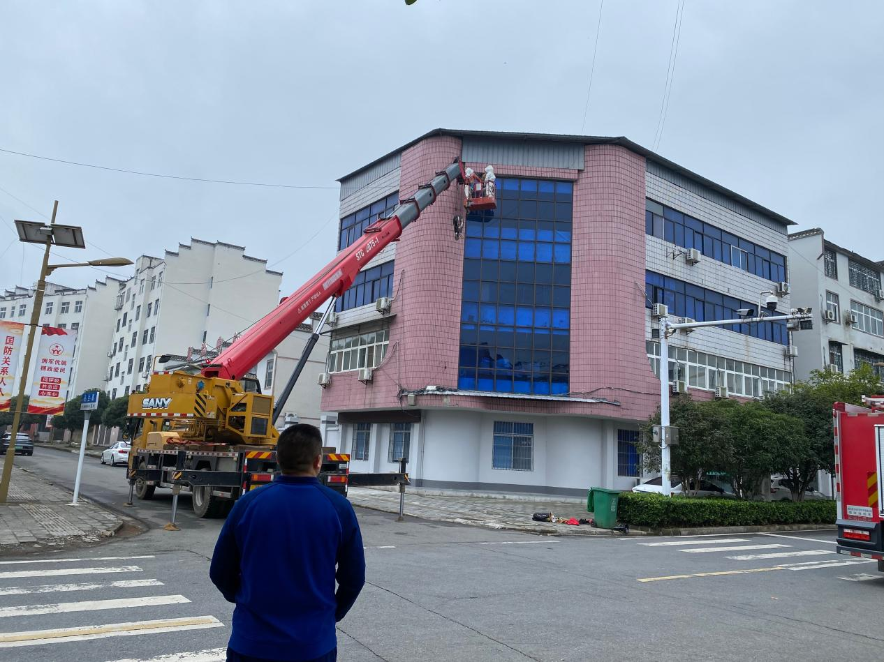 长岗镇：高空摘除马蜂窝 消除隐患护民安
