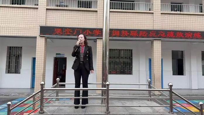 【优化营商环境】聚奎门小学开展上下楼梯防踩踏应急疏散演练活动