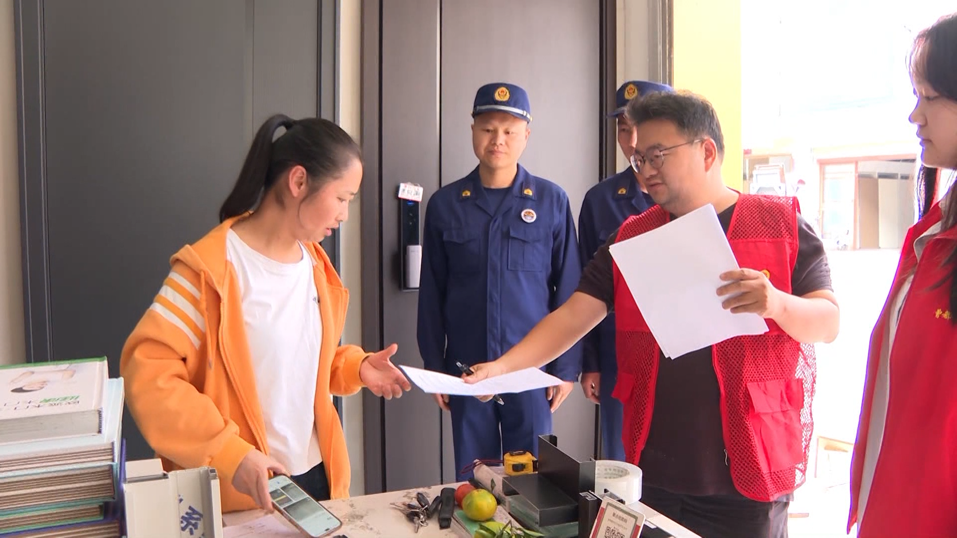 消防零距离丨拆窗破网打通生命通道 创文攻坚筑牢消防安全防线