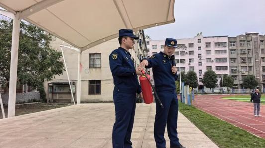 唐县镇二中开展消防安全应急疏散演练