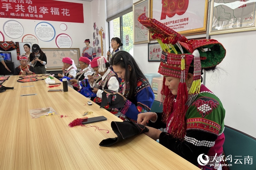 一针一线“绣”团结，一街一巷聚民心